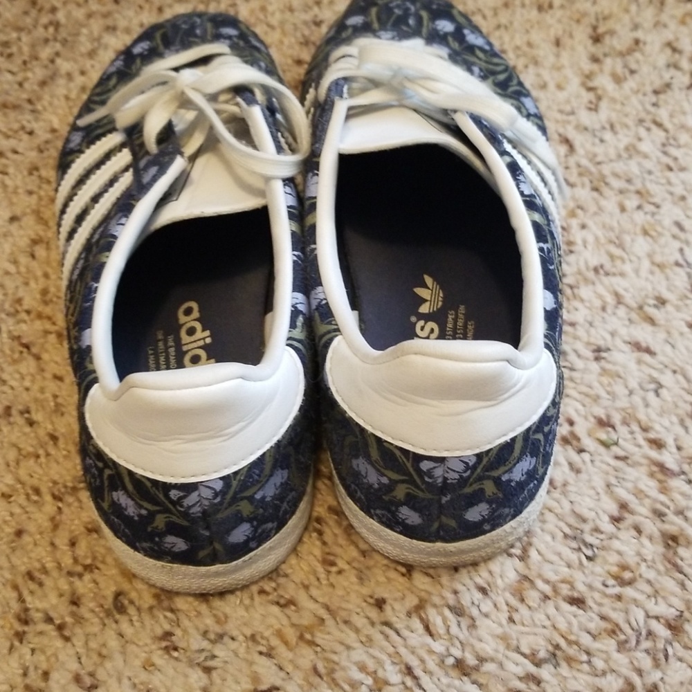 Sneaker - Picture 2 of 3